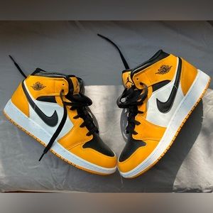 Air Jordan 1 mid yellow taxi